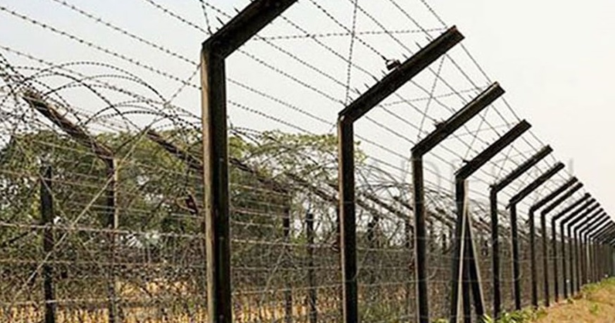 সীমান্তে বাংলাদেশিকে ধরে নিয়ে গেছে বিএসএফ